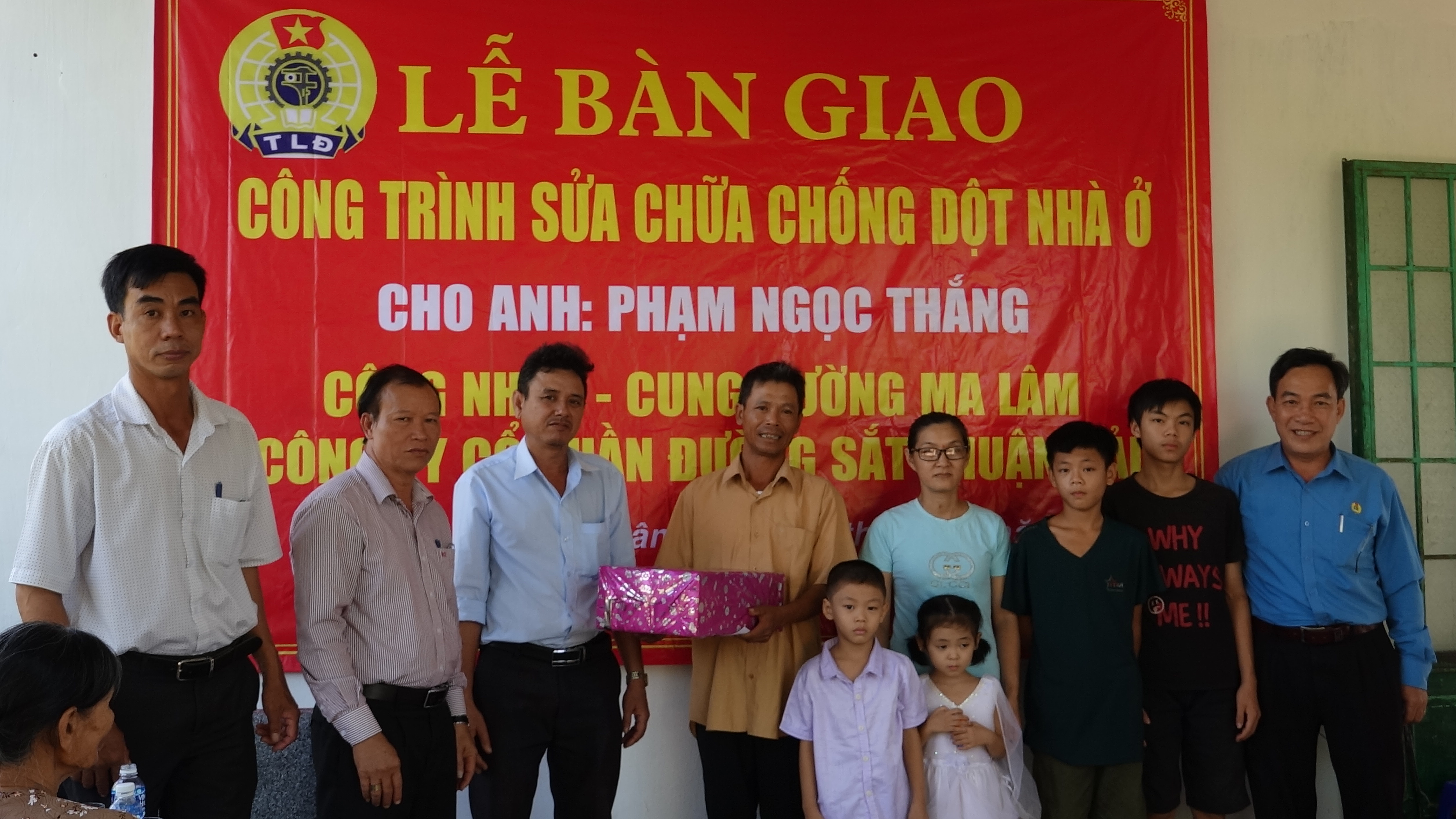 Công đoàn Công ty Cổ phần Đường sắt Thuận Hải bàn giao công trình sửa chữa nhà cho CNLĐ