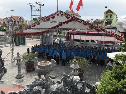 Đoàn đại biểu Công đoàn Đường sắt Việt Nam dâng hương tại khu lưu niệm đồng chí Nguyễn Đức Cảnh